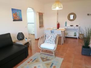 Et opholdsområde på Apartamento Riomar + 15 billeder