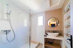 un bagno con doccia e lavandino di Gîtes bo - Beaune - Saint Romain - classés 3 étoiles a Saint-Romain Altre 46 foto