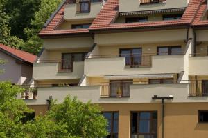 un edificio con balcones en un lateral en Gizela, en Luhačovice