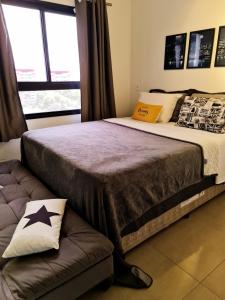Un pat sau paturi într-o cameră la Loft Novo e Sofisticado em frente a Av José Munia Unique Residence