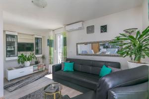 オミシュにあるApartments Anaのリビングルーム(黒いソファ、鏡付)