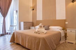 ein Schlafzimmer mit einem Bett mit Handtüchern darauf in der Unterkunft Bruno's Historic Home in Neapel
