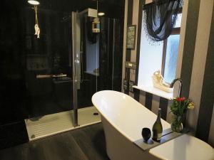 A bathroom at Valhalla Brae, 3 Bed House on NC500 with Beautiful Castle and Sea Views