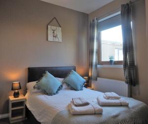 A bed or beds in a room at Valhalla Brae, 3 Bed House on NC500 with Beautiful Castle and Sea Views