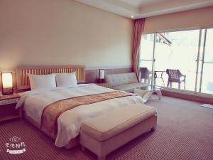 מיטה או מיטות בחדר ב-Mi Jing Garden Spring Resort