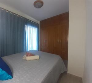 1 dormitorio con 1 cama con un rollo en Casa Yuni, en Candelaria