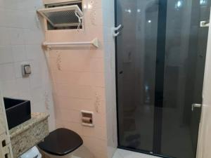 a bathroom with a glass shower with a toilet at Ape agradável a 50 m das piscinas de Piratuba in Piratuba
