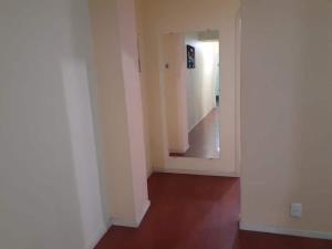 an empty room with a hallway and a stairway at Ape agradável a 50 m das piscinas de Piratuba in Piratuba