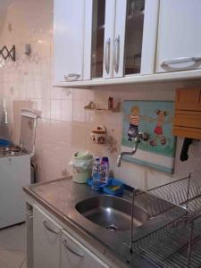 a kitchen with a sink and a counter top at Ape agradável a 50 m das piscinas de Piratuba in Piratuba