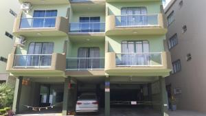 a building with a car parked in front of it at Ape agradável a 50 m das piscinas de Piratuba in Piratuba