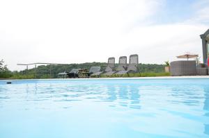 Bazén v ubytování B&B Le Bouchat-Oreille nebo v jeho okolí
