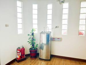 Habitación con un dispensador de agua en una habitación con ventanas en Royal Business Hotel, en Nantou City