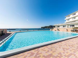 una grande piscina accanto a un edificio di Mikazuki Sea-Park Hotel Awa Kamogawa a Kamogawa Altre 4 foto