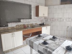 A cozinha ou cozinha compacta de Apartamento amplo pé na areia - Itapema 180m da Praia