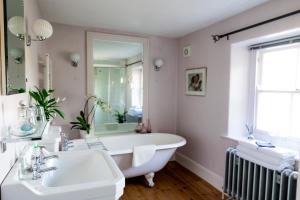 A bathroom at Newgate House