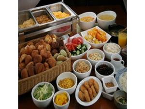 Tokyo Inn - Vacation STAY 11125v في طوكيو: طاولة مليئة بالأطباق بأنواع مختلفة من الطعام