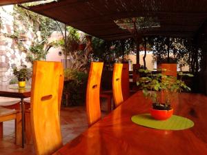 un tavolo di legno con una pianta in vaso sopra di Residence Acanto a Città di Lipari