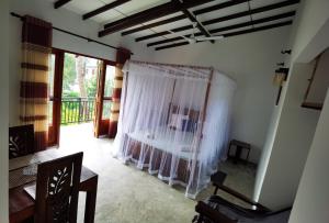 烏納瓦圖納的住宿－烏龜燈旅館，一间设有白色窗帘的床的房间