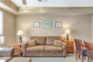 - un salon avec un canapé et une table dans l'établissement Winter or Summer - vacation time is golden at Silver Mountain Condo 202 condo, 