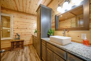 Gallery image of The Nomi Lodge - Sleeps 28 - Gorgeous Rustic Cabin, Centrally Located, Tons of Amenities in Broken Bow