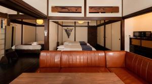 uma sala de estar com um sofá e uma cama em Kohaku AMBER Kamakura Zaimokuza em Kamakura