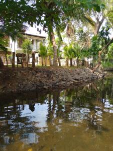 une masse d'eau devant une maison dans l'établissement RUWINSONS Holiday Resort, à Anurâdhapura