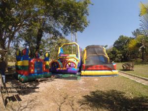 Otroško igrišče poleg nastanitve Pousada Golden House - Próxima ao Thermas no Centro de Aguas