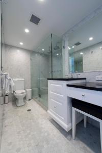 Ein Badezimmer in der Unterkunft Canberra Rex Hotel