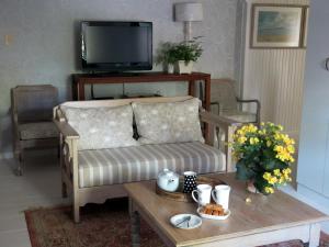 sala de estar con sofá y mesa de centro en Featherbed, en Somerset West