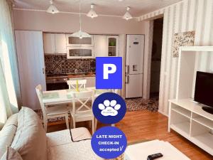 una cocina y una sala de estar con una señal de p en IGI WHITE FLAT with free private parking, en Cluj-Napoca