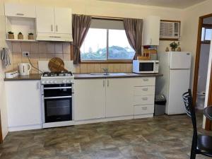 Kjøkken eller kjøkkenkrok på Rock’s Retreat - cabin 1 (seal)