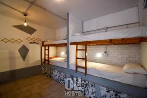 2 Etagenbetten in einem Schlafsaal mit Beleuchtung in der Unterkunft Oli Hostel in San Rafael