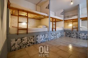 Zimmer mit 3 Etagenbetten in der Unterkunft Oli Hostel in San Rafael