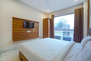 Ένα ή περισσότερα κρεβάτια σε δωμάτιο στο FabHotel HC Mohali Inn