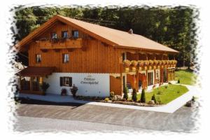 Budova, kde se hotel nachází + 17 fotografií