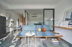 ホーチミン・シティにあるM Village Living Trần Nãoの青いソファとテーブルのあるリビングルーム