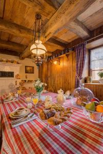 un tavolo con un piatto di cibo sopra di Au Fil du Temps a Imbsheim