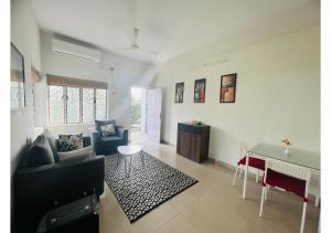 sala de estar con sofá y mesa en BluO 1BHK Salt Lake - Kitchen, Balcony, Parking ,Terrace, en Calcuta