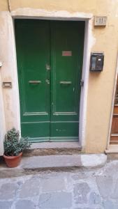 een groene deur aan de zijkant van een gebouw bij La Casetta di Agnese 2 in Vernazza