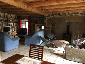 sala de estar con sofá y chimenea en maison Mouilhade en Chaspuzac