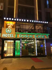 un café en plein air avec des lumières la nuit dans l'établissement db hotel, à Istanbul