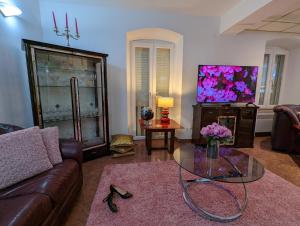 uma sala de estar com um sofá e uma mesa de vidro em Villa Pina Lumbarda em Lumbarda