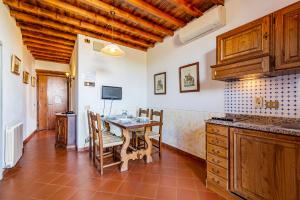 a kitchen with a table and chairs in a room at Usignoli Apartments - Happy Rentals in Reggello