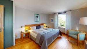 Un dormitorio con una cama grande y una ventana en Schlosshotel Kassel en Kassel