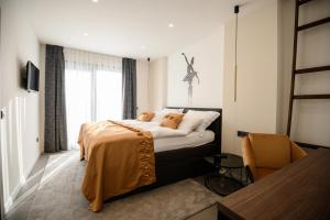 une chambre avec un lit et une fenêtre dans l'établissement Villa Carlotta, à Vižinada 172 autres photos