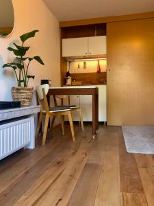 eine Küche mit einem Tisch und einem Esszimmer in der Unterkunft Fox Inn in Tervuren
