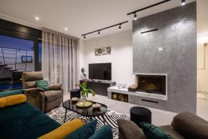 un salon avec un canapé et une cheminée dans l'établissement Villa Carlotta, à Vižinada