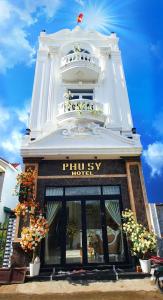 a white building with a pinky hotel sign on it at Khách Sạn Lý Sơn Phú Sỹ in Ly Son