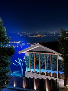 um gazebo com vista para a água à noite em Tenuta Lisetta em Monterotondo