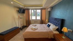 Un dormitorio con una cama grande y una ventana. en Acropolis of Athens from Ermou str, en Atenas